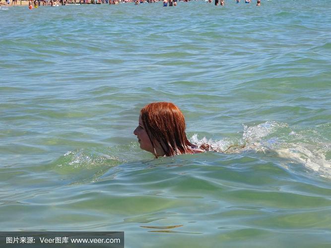 海水里面游泳后刺痒？(去海滩后皮肤很痒)-图1