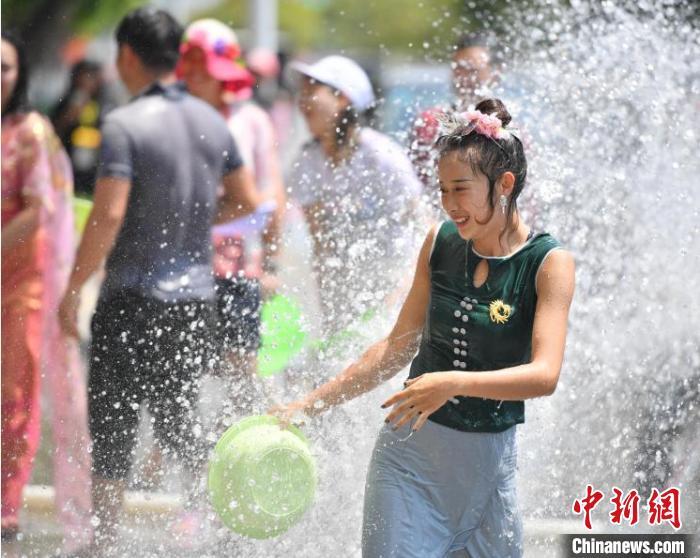 芒市五一有泼水节吗？舞狮套装 边境之旅-图3